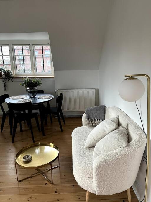 Lys Nyrenoveret Lejlighed I Odense C Apartment Exterior foto