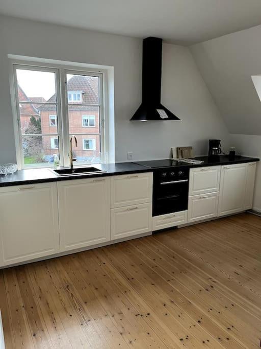 Lys Nyrenoveret Lejlighed I Odense C Apartment Exterior foto