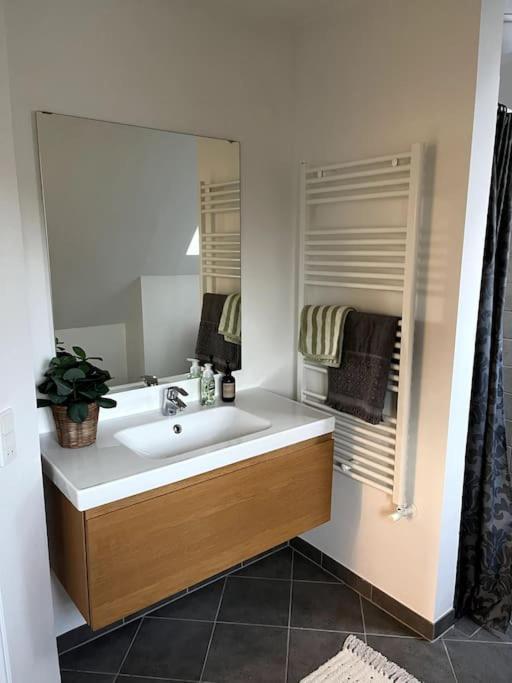 Lys Nyrenoveret Lejlighed I Odense C Apartment Exterior foto