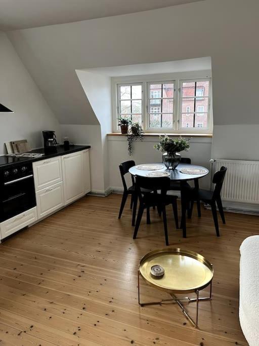 Lys Nyrenoveret Lejlighed I Odense C Apartment Exterior foto